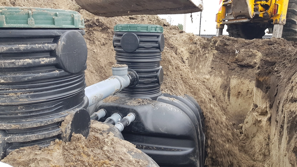 Przydomowa oczyszczalnia ścieków w wykopie, montaż plastikowych zbiorników i studzienek