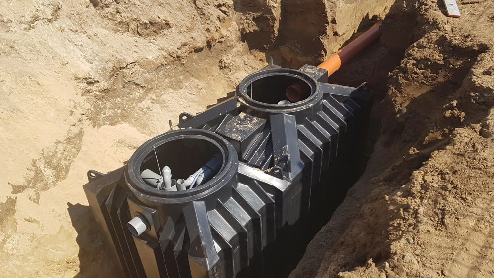 Plastikowy moduł Przydomowa oczyszczalnia ścieków z dwoma włazami i przyłączem PVC w wykopie