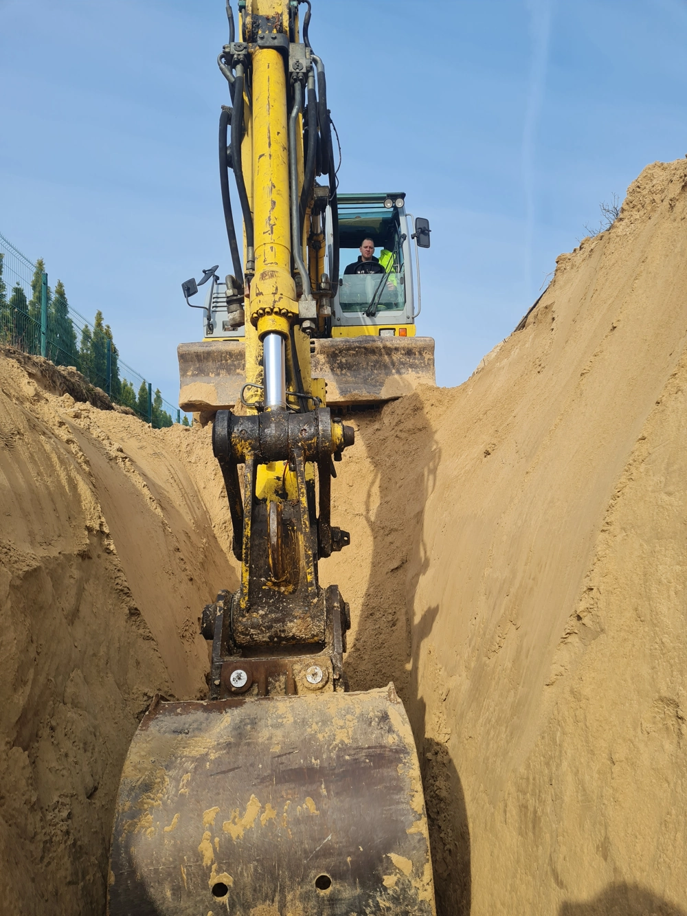 Koparka wykonuje głęboki wykop w piasku – prace ziemne