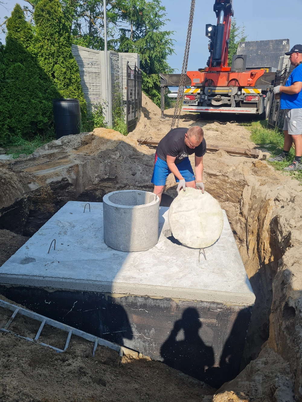 Szamba betonowe – montaż betonowego zbiornika z pokrywą w wykopie