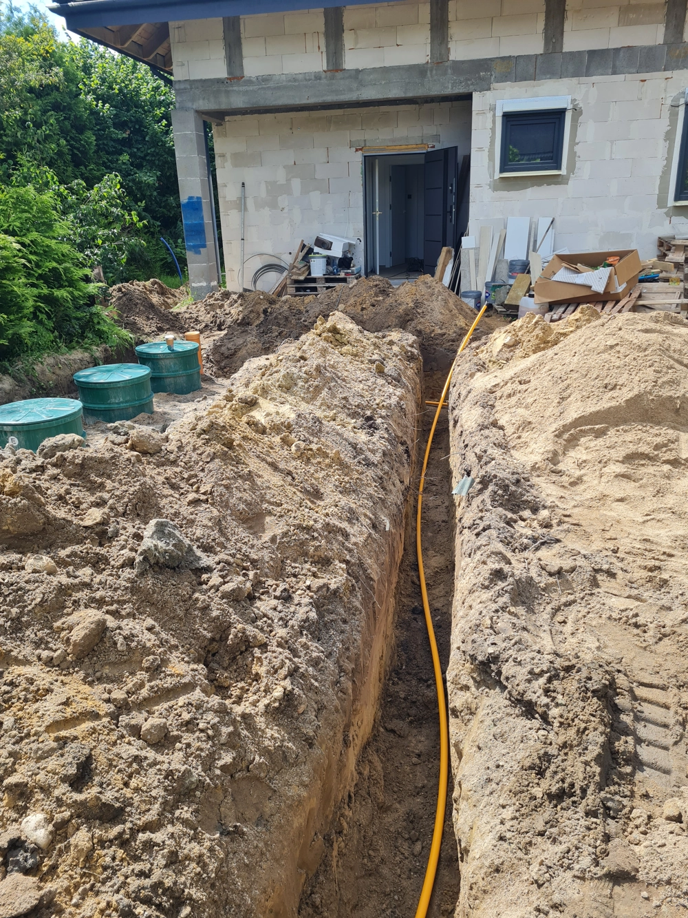 Prace ziemne przy budowie przydomowej oczyszczalni ścieków – wykop rury kanalizacyjnej i zbiorniki