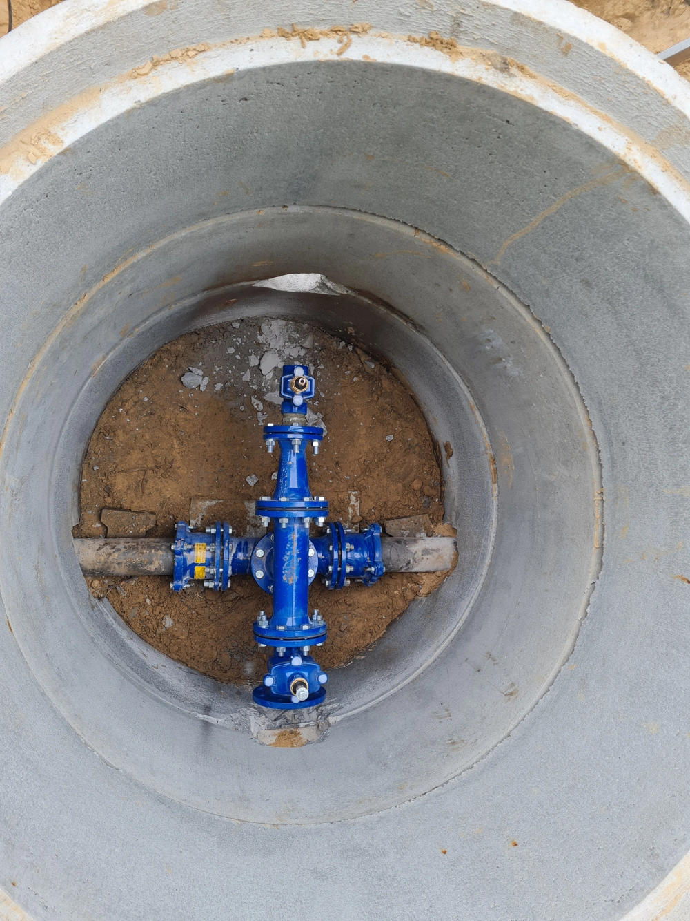 Betonowa studnia z zaworami wodociągowymi i przyłączem – Przepompownie