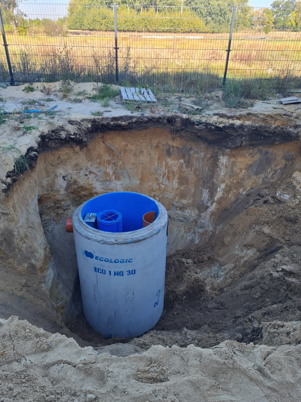 Betonowa studnia kanalizacyjna w wykopie przygotowana pod przepompownie