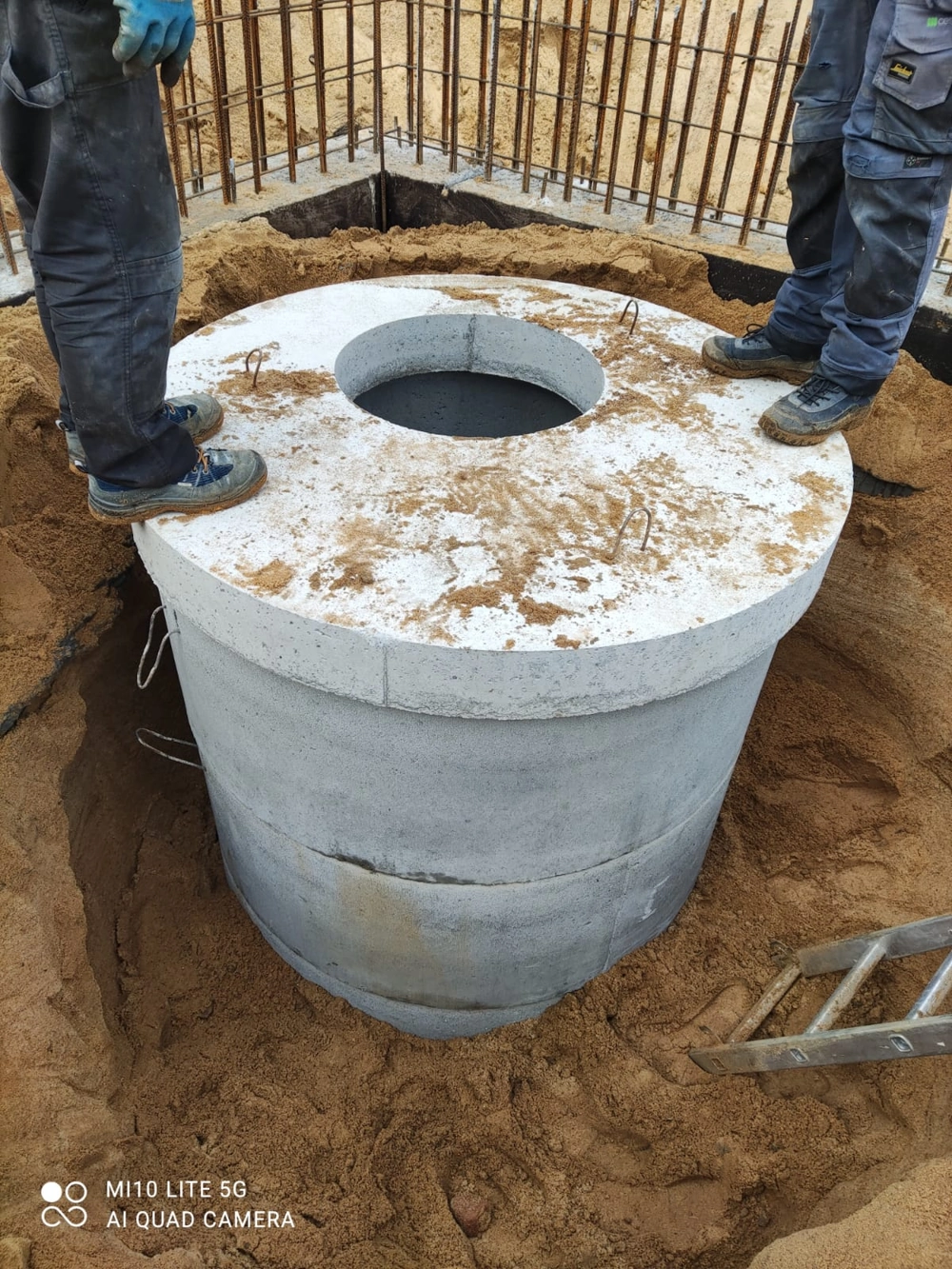 Montaż prefabrykowanej betonowej komory przepompowni Przepompownie w wykopie