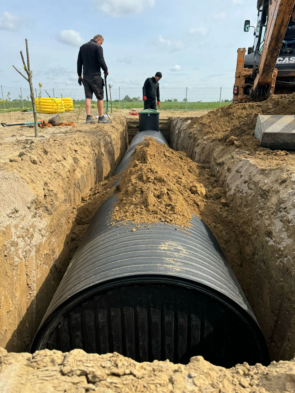 Prace ziemne przy instalacji modułu przydomowej oczyszczalni ścieków w wykopie