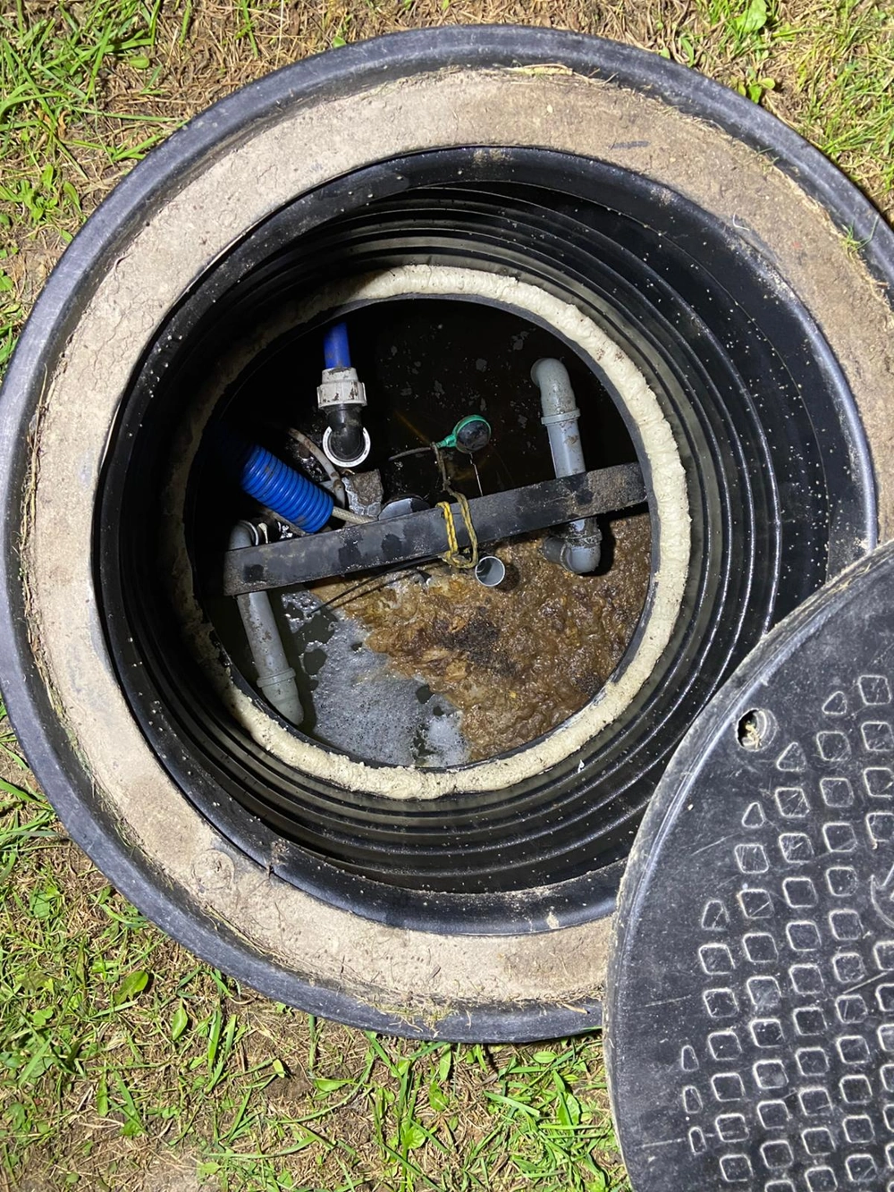 Przepompownie w studni z instalacją rurową i pompą ściekową