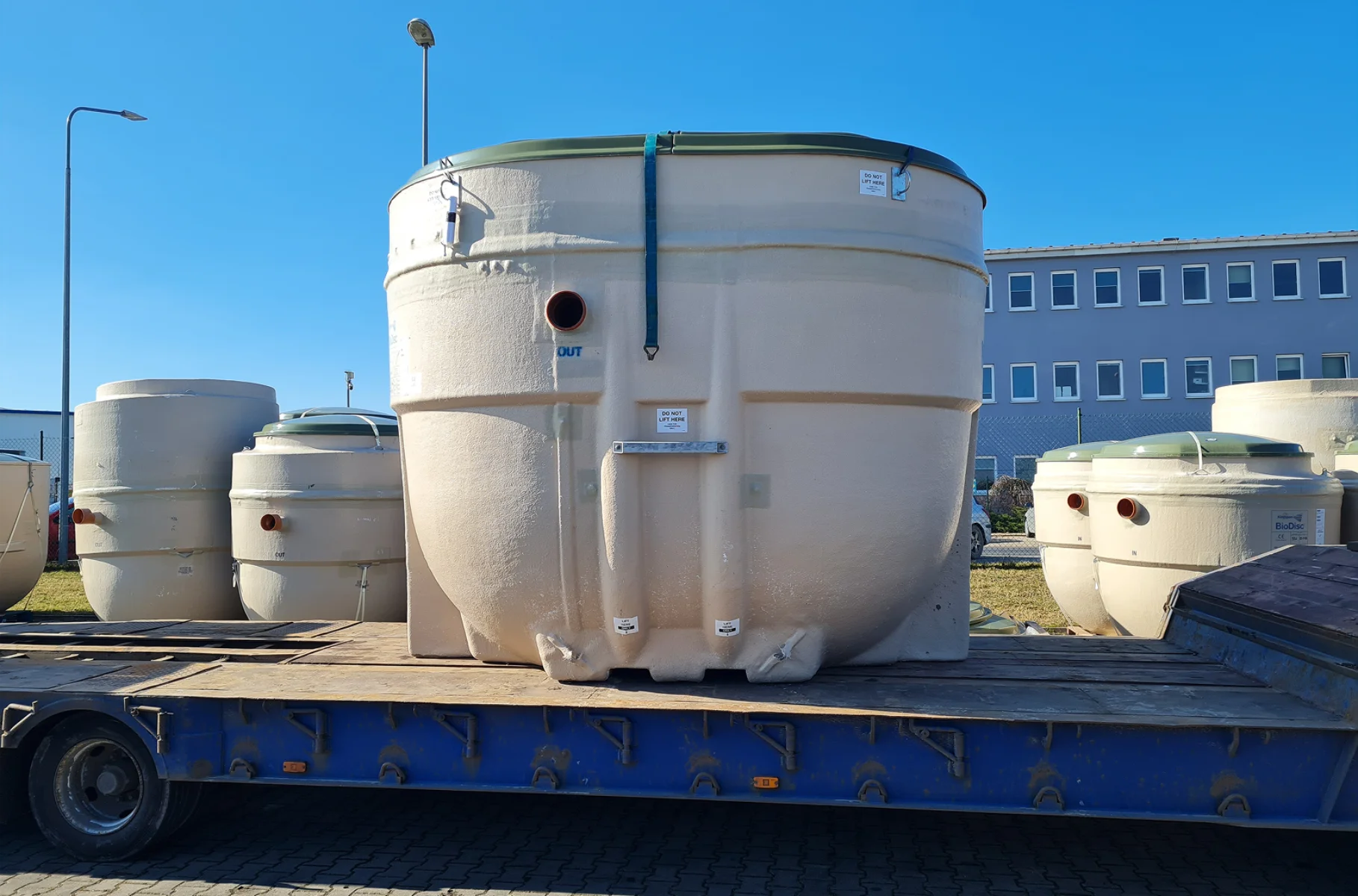 Plastikowe zbiorniki do usługi Przydomowa oczyszczalnia ścieków ustawione na przyczepie transportowej